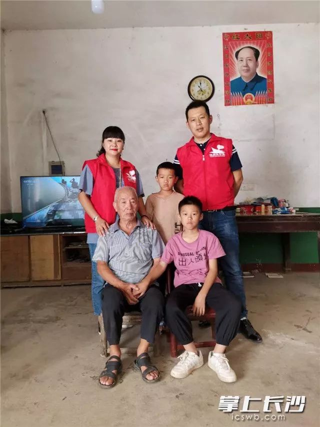 渡船頭公益的愛心代表到同學蔣忠家里看望老人并送去同學們眾籌的贍養(yǎng)金長沙晚報全媒體記者鄒麟通訊員楊健供圖
